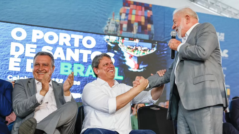  Lula e Tarcísio selam paz e anunciam túnel Santos-Guarujá com convite inusitado de “volta ao PT”