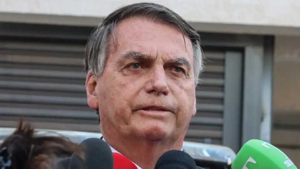  Quase metade dos brasileiros discorda da decisão de tornar Bolsonaro inelegível