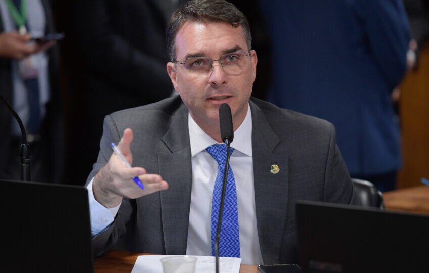  Bolsonaro não pode ser responsabilizado por suposto plano golpista, diz Flávio