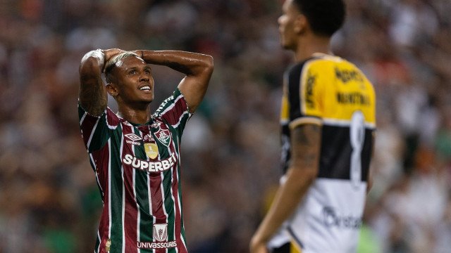  Torcedores do Fluminense protestam no CT e cobram raça em encontro com Thiago Silva